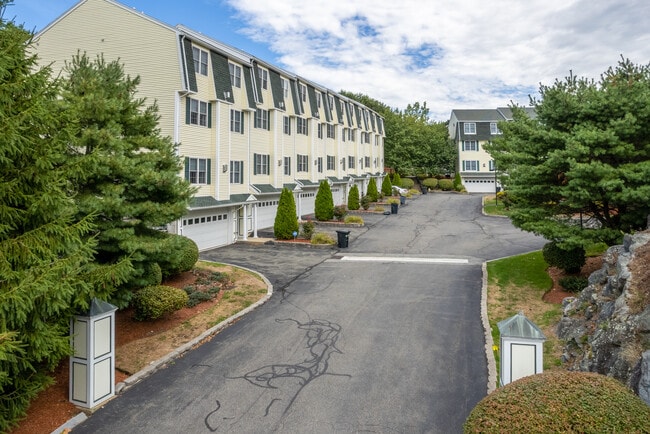 Cedarwood Estates Condominiums in Middleton, MA - Foto de edificio - Building Photo