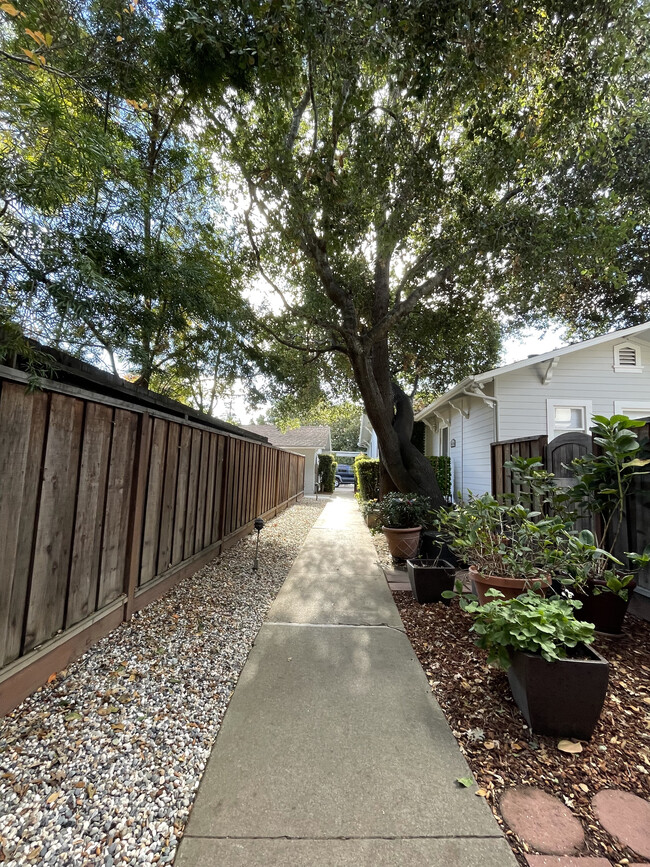 1657 Alma St in Palo Alto, CA - Building Photo - Building Photo