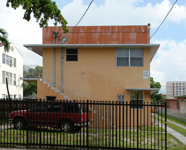 949 NW 1st St in Miami, FL - Building Photo - Building Photo