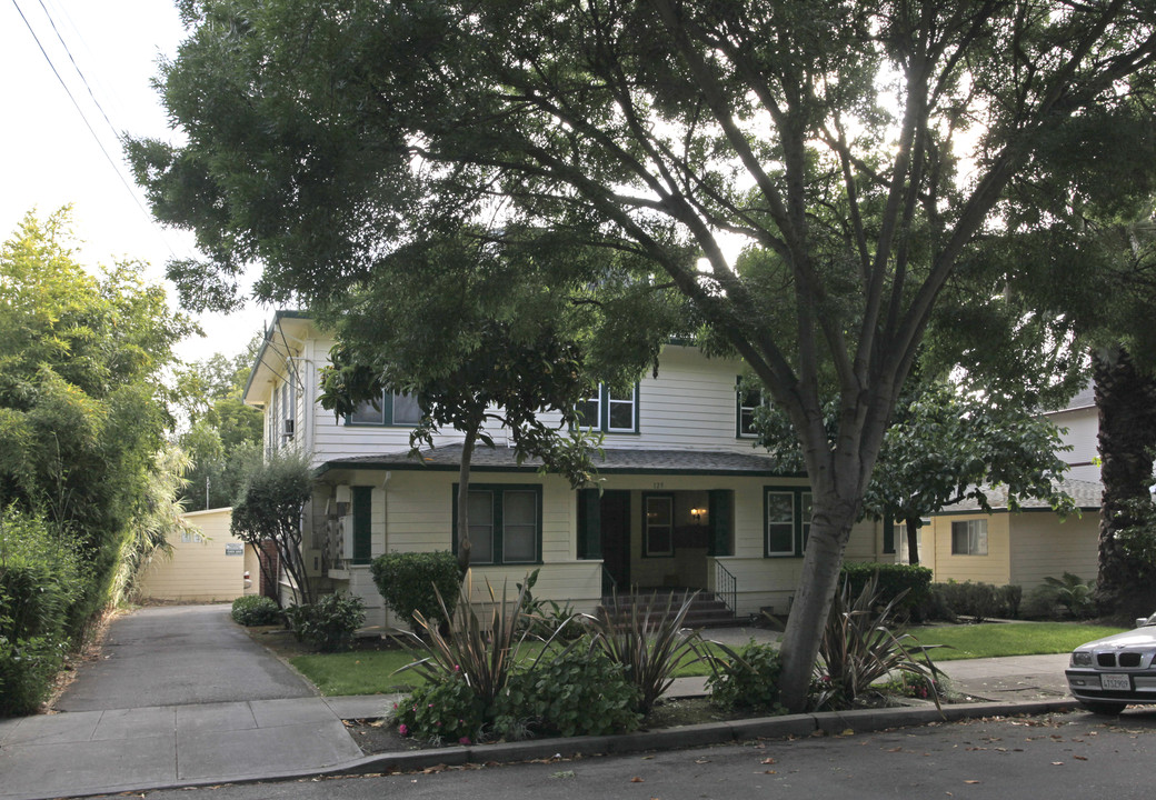 Elm Apartments in Palo Alto, CA - Foto de edificio