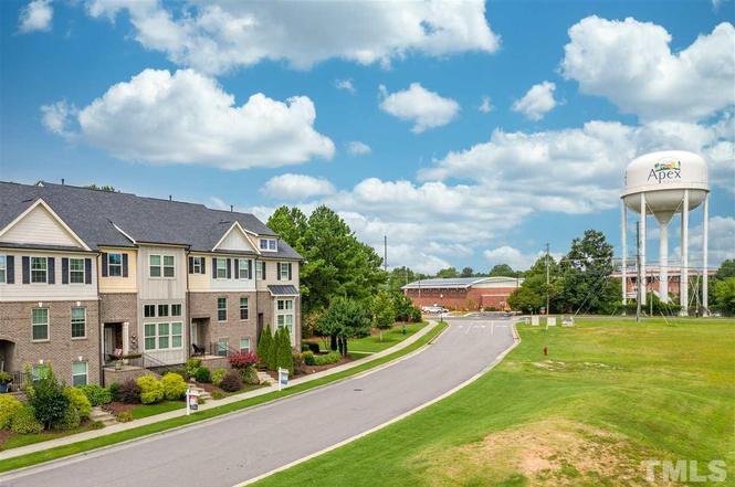 607 Old Mill Village Dr in Apex, NC - Building Photo
