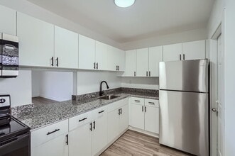 Lakeshore Presidential Apartments in Miami, FL - Building Photo - Building Photo