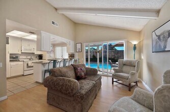 9348 Blue Oak Dr in Orangevale, CA - Foto de edificio - Building Photo