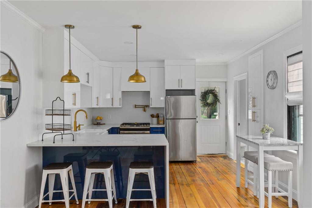 11 Sunshine Ct in Newport, RI - Building Photo