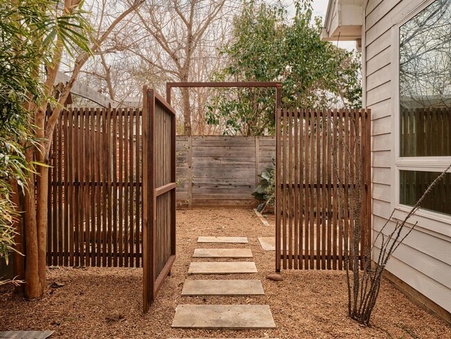 910 Gullett St in Austin, TX - Foto de edificio - Building Photo