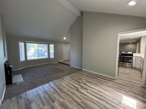 1960 Matthews Loop S in Salem, OR - Foto de edificio - Building Photo