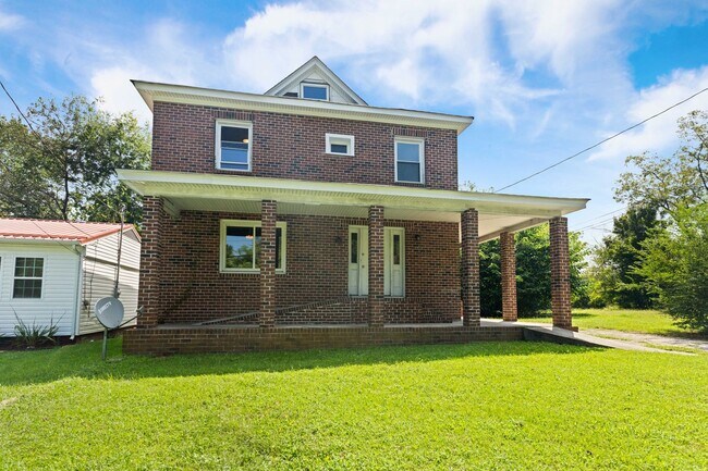 516 N Center St-Unit -Unit A in Blackstone, VA - Building Photo - Building Photo