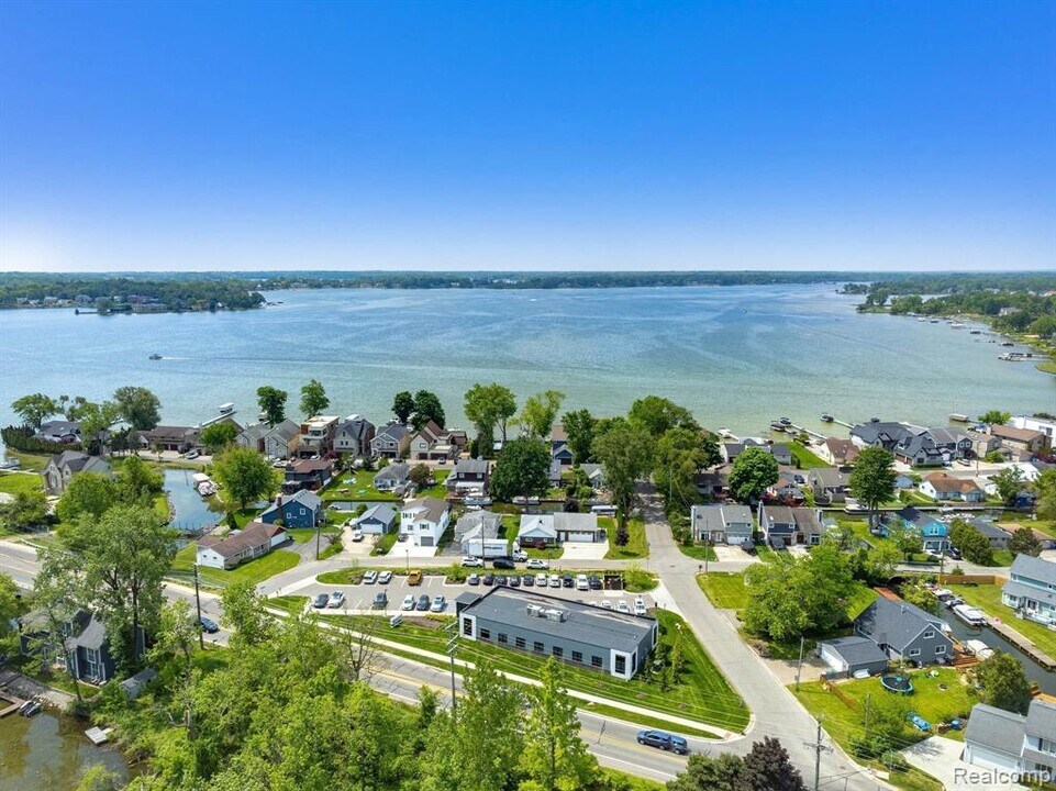 1466 Rossdale Dr in Waterford, MI - Building Photo