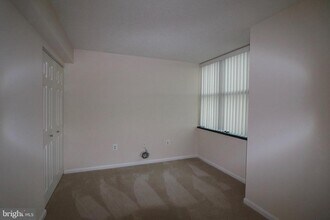 10101 Grosvenor Pl in Rockville, MD - Building Photo - Building Photo