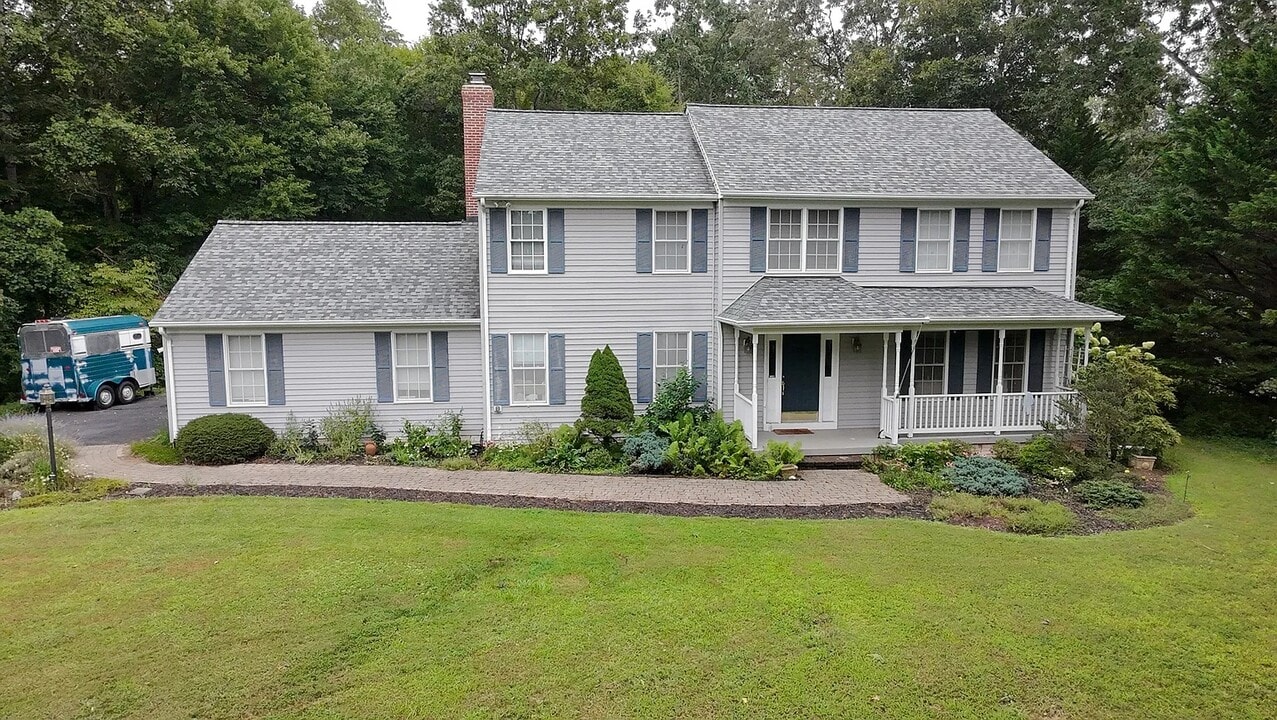 2730 Wildwood Cir in Amissville, VA - Building Photo