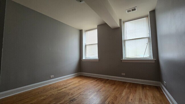 2501 W Touhy Ave in Chicago, IL - Building Photo - Building Photo
