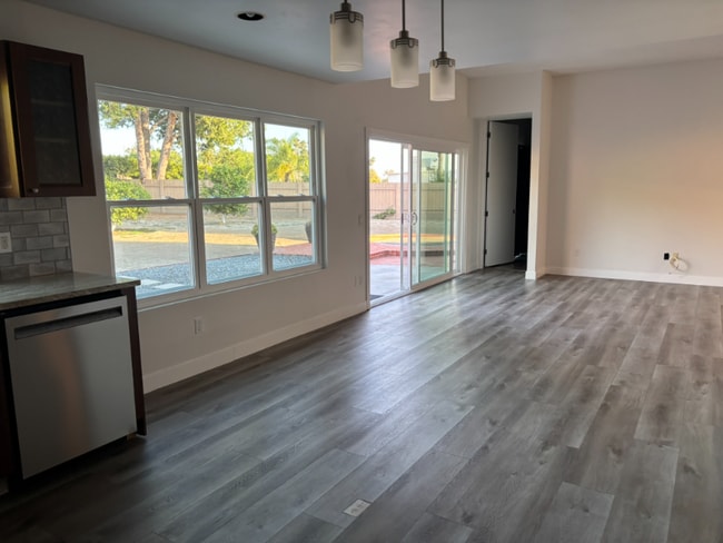 2058 Steiger Ln in Oceanside, CA - Building Photo - Building Photo