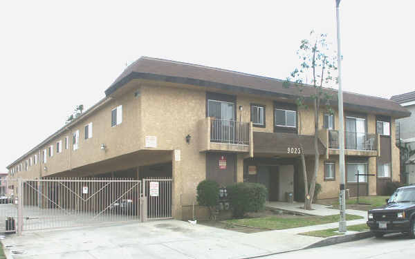 9023 Burnet Avenue Apartments in North Hills, CA - Foto de edificio - Building Photo