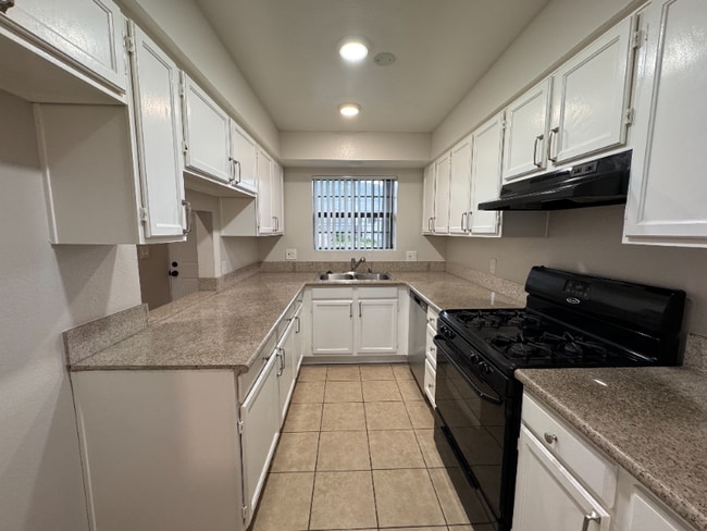 514 E Valencia Ave in Burbank, CA - Building Photo - Building Photo