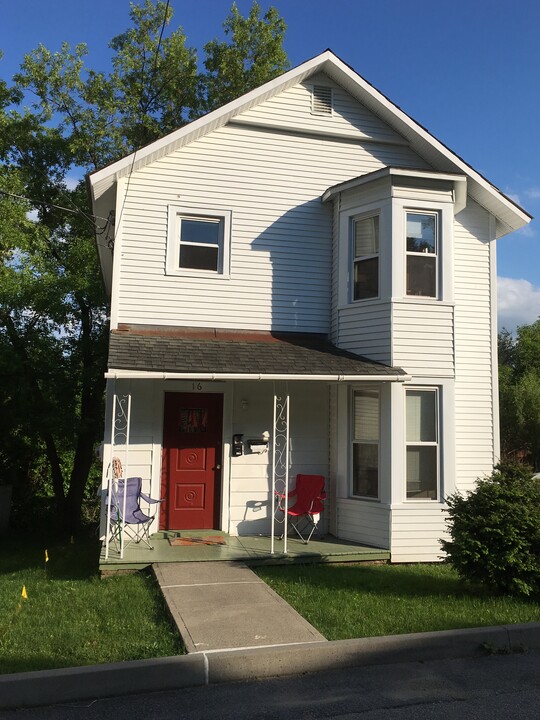 16 Covell Ave, Unit 1 in Saratoga Springs, NY - Foto de edificio