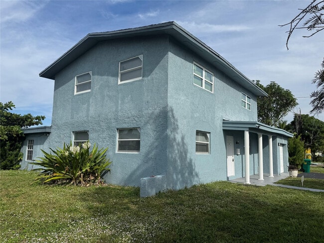 4551 NW 12th St in Lauderhill, FL - Building Photo - Building Photo