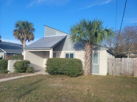 1727 Illinois Ave in Lynn Haven, FL - Building Photo