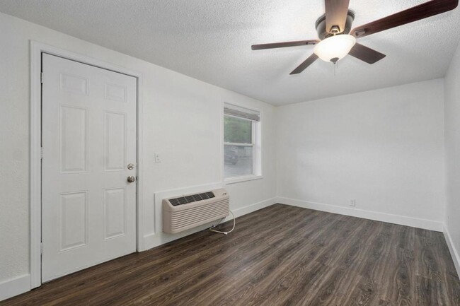 21 Larue St in Reeds Spring, MO - Building Photo - Building Photo
