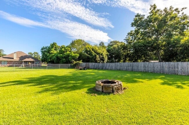 780 Sudduth Dr in Bridge City, TX - Building Photo - Building Photo