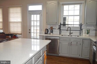 14608 Stream Pond Dr in Centreville, VA - Building Photo - Building Photo