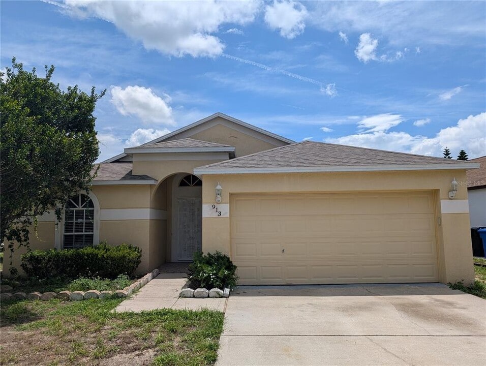 913 Stallion Way in Valrico, FL - Building Photo