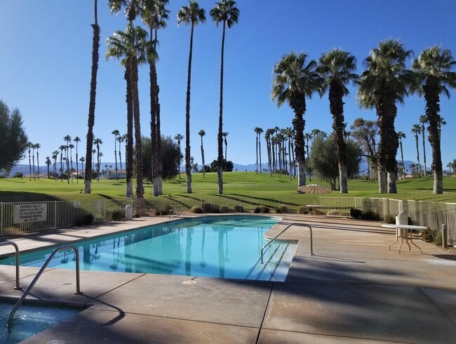 319 Vista Royale Dr in Palm Desert, CA - Building Photo - Building Photo