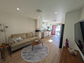 6328 Mary Ellen Ave in Van Nuys, CA - Foto de edificio - Building Photo