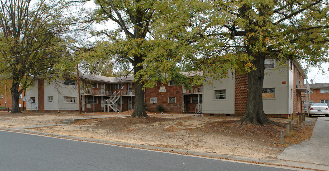 1704 Hillcrest Dr in Durham, NC - Foto de edificio