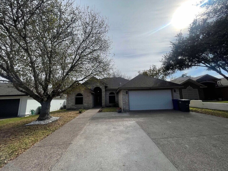 1821 Lemonwood Dr in Laredo, TX - Building Photo