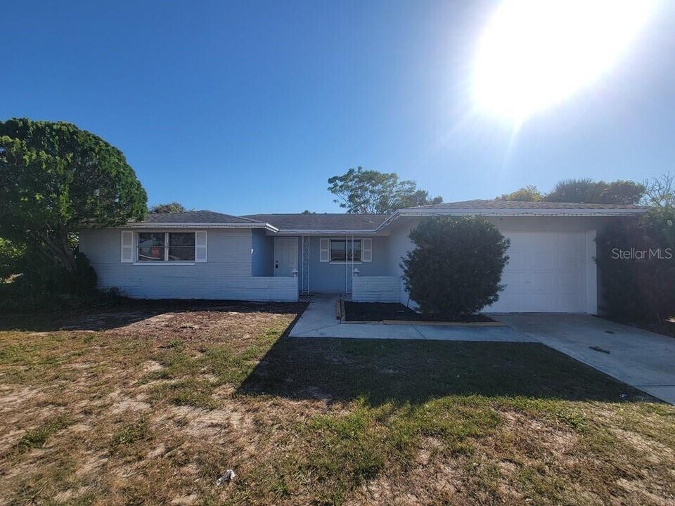 7922 Kelpie Dr in Port Richey, FL - Building Photo