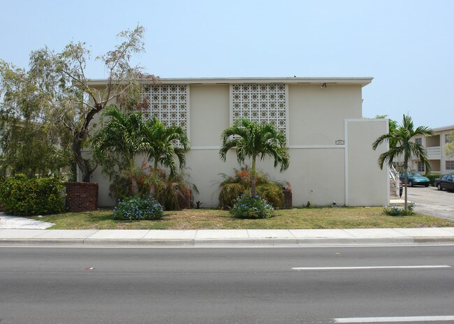 Bahama Garden Building 1 in Coral Gables, FL - Foto de edificio - Building Photo