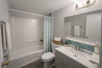 Hillcrest Apartments in Cuyahoga Falls, OH - Building Photo - Building Photo