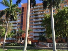 2450 NE 135th St, Unit 512 in North Miami, FL - Building Photo