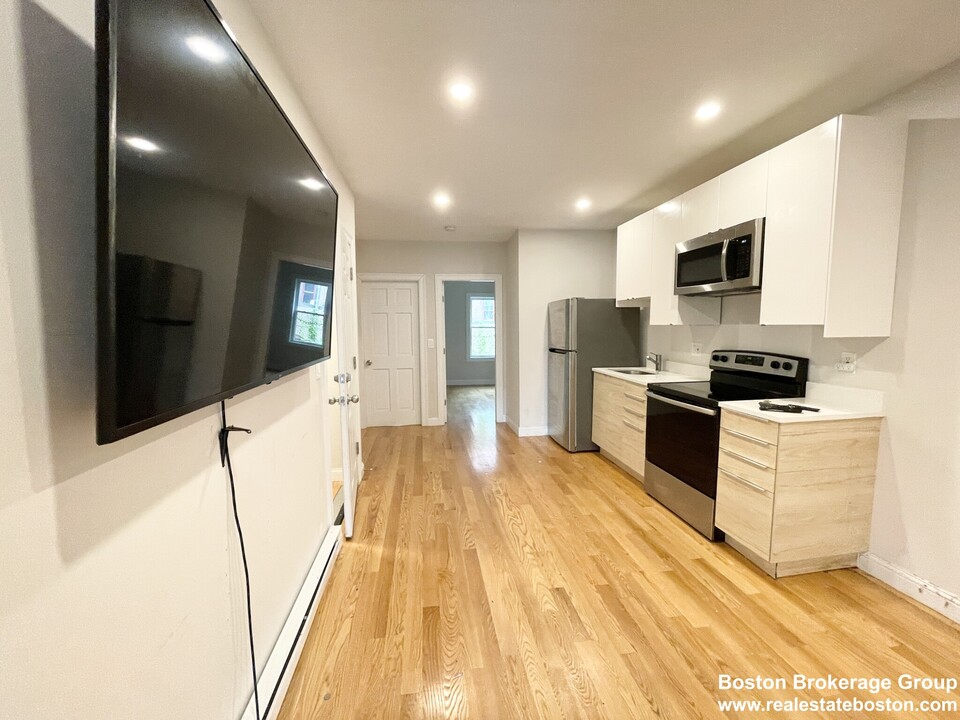 7 Warwick St, Unit 1 in Boston, MA - Foto de edificio