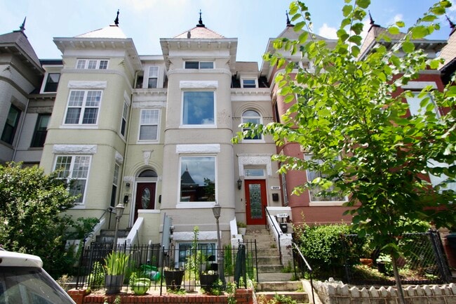 1732 1st St NW, Unit Apt B in Washington, DC - Building Photo - Building Photo