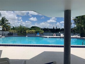 877 NE 195th St-Unit -318 in Miami, FL - Building Photo - Building Photo
