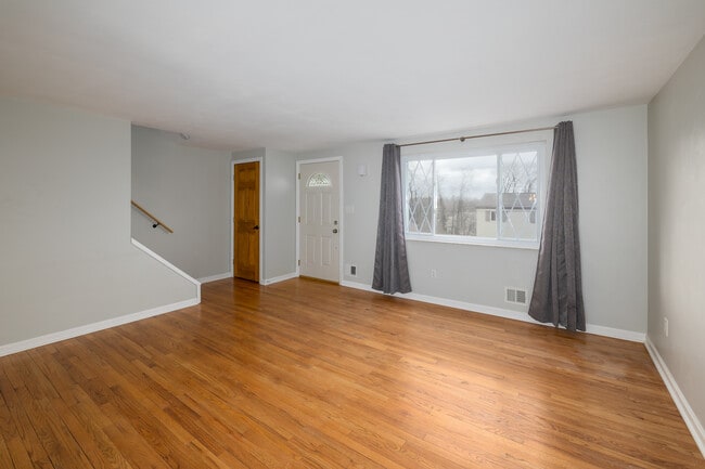 108 Preston Dr, Unit 108 in Braddock, PA - Building Photo - Building Photo