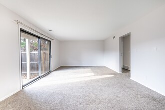 Corinth Paddock in Prairie Village, KS - Foto de edificio - Building Photo