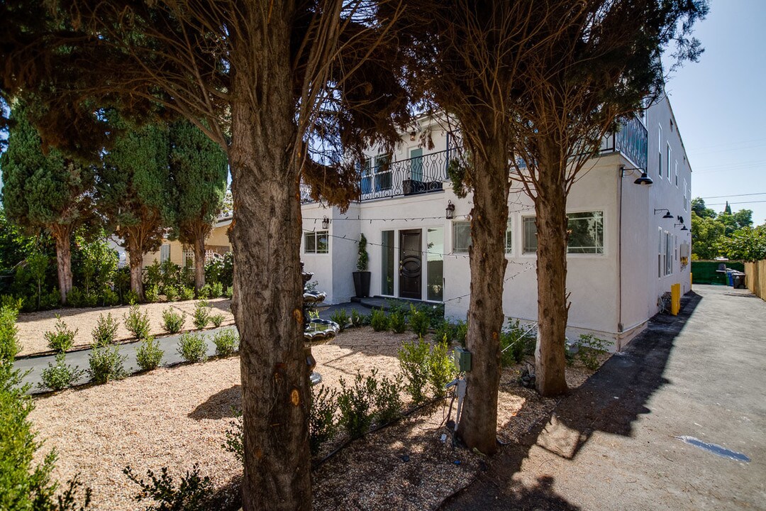Chateau Monroe in Los Angeles, CA - Building Photo