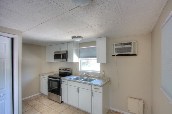 615 Shore Rd, Unit Apt 4 in Nokomis, FL - Foto de edificio - Building Photo