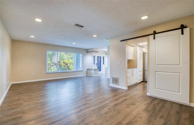 2143 Salisbury Ct in Palm Harbor, FL - Building Photo - Building Photo