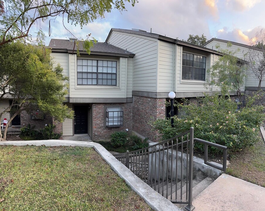 1938 Holly Hill Dr in Austin, TX - Building Photo