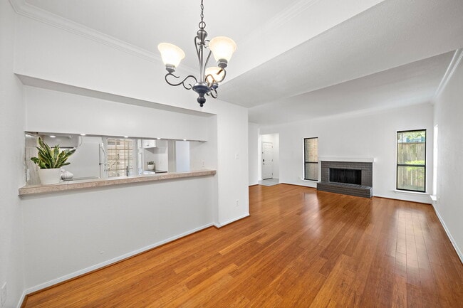 714 Bering Dr, Unit #714E in Houston, TX - Foto de edificio - Building Photo