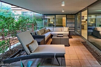 7117 E Rancho Vista Dr in Scottsdale, AZ - Foto de edificio - Building Photo