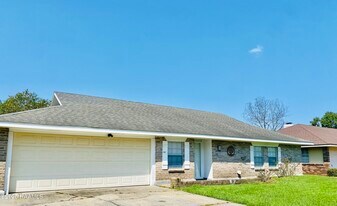 107 St Nicholas Dr in Lafayette, LA - Building Photo