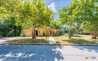 609 S Pecan Ave in Luling, TX - Building Photo