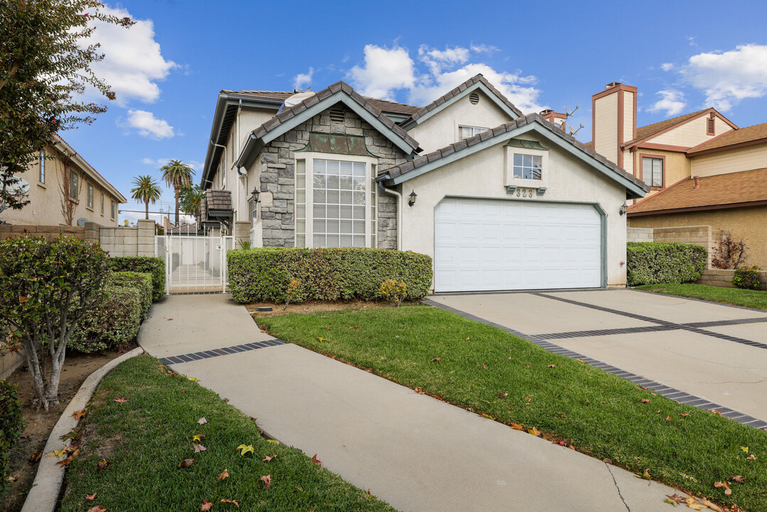 323 W Center St in Covina, CA - Building Photo