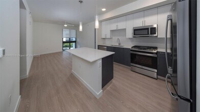 19401 W Dixie Hwy in Miami, FL - Building Photo - Building Photo