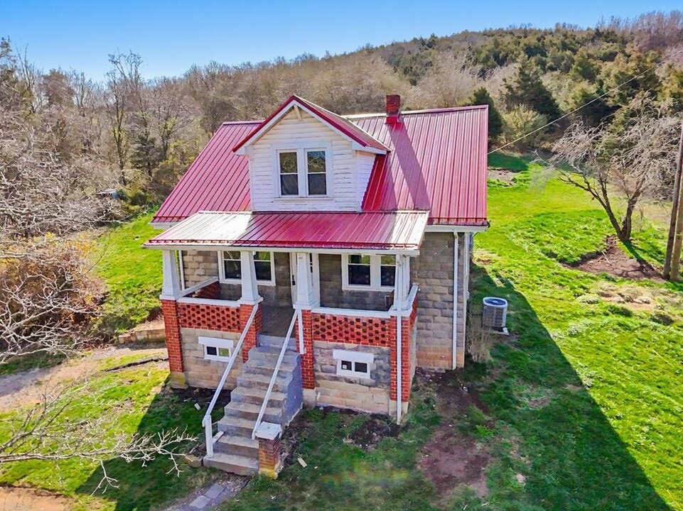 11494 New Garden Rd in Honaker, VA - Building Photo