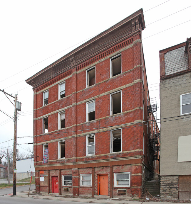 2601 Cummins St in Cincinnati, OH - Foto de edificio - Building Photo